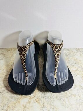 Crocks Leopard Print Thong Sandals - Women's Black Sole Sz W 8